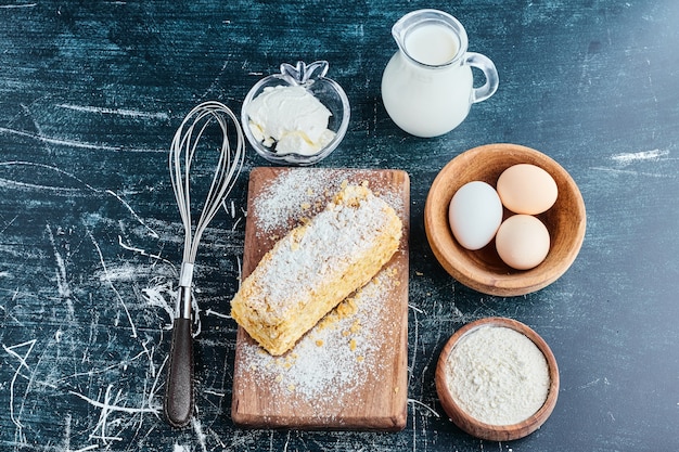 Foto gratuita torta al miele con ingredienti intorno.