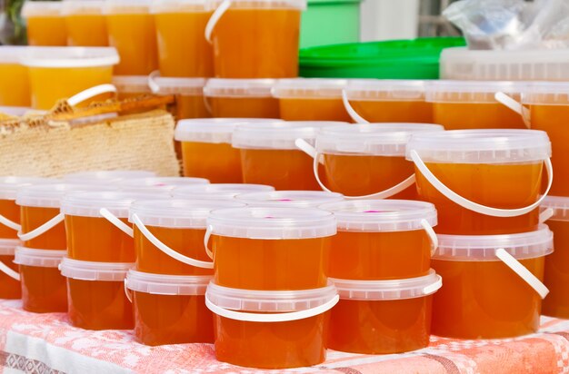 мед на стойке на рынке