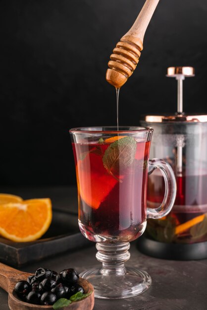 紅茶のグラスと蜂蜜ディッパー