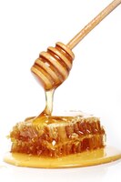 무료 사진 나무로되는 숟가락에서 떨어지는 꿀