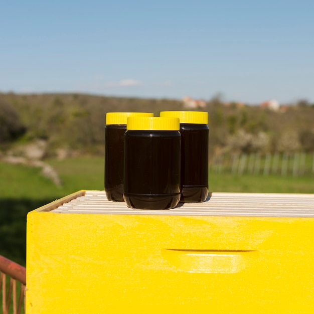 Free photo honey jar with yellow cover