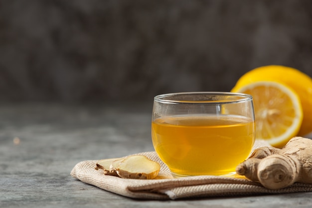 꿀 레몬 생강 주스 생강 추출물의 식품 및 음료 제품 식품 영양 개념.