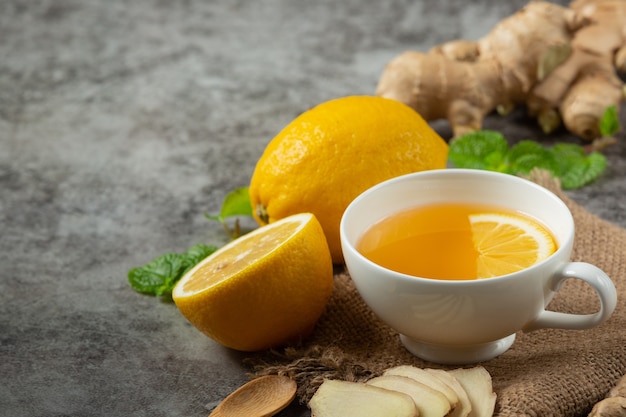 꿀 레몬 생강 주스 생강 추출물의 식품 및 음료 제품 식품 영양 개념.