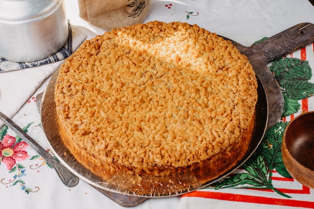 honey powdered cake round brown yummy delicious inside round pan