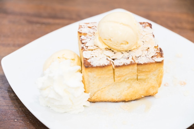 Free photo honey toast with ice cream and honey syrup