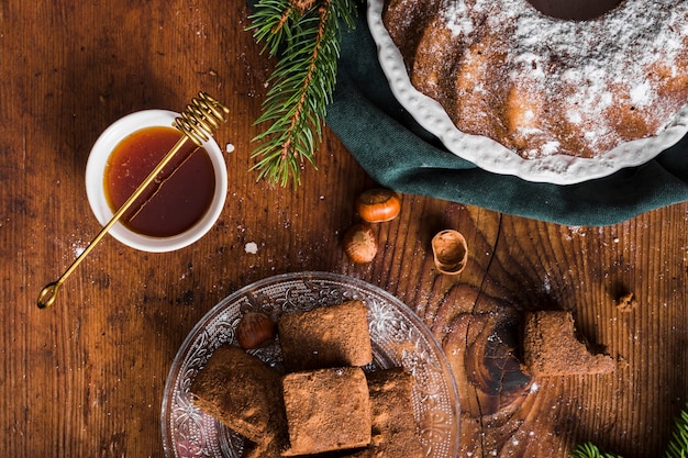 Foto gratuita miele con torte fatte in casa vista dall'alto