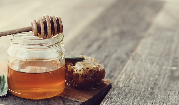 Free photo honeycomb with jar