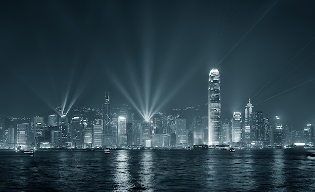 無料写真 夜の香港のスカイライン、ライトと高層ビル、レーザー光線の黒と白