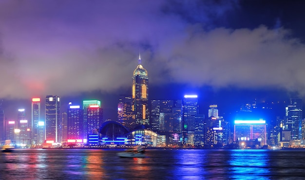 ビクトリアハーバーに雲がかかる夜の香港のスカイライン。