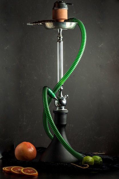 Бесплатное фото Подставка для кальяна с зеленой трубкой черного цвета