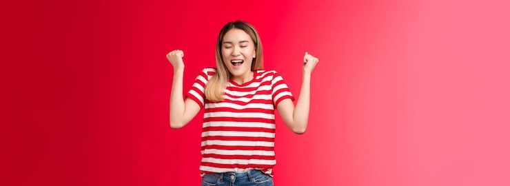 無料Photo 万歳 私 やった それ 勝利 かわいい 陽気な アジアの ブロンド 女の子 作る 拳 パンプス 閉じた 目 幸せ 広い sm