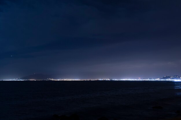 空と海の間の地平線