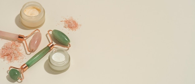 Foto gratuita banner orizzontale per prodotto cosmetico con rullo di giada e gua sha