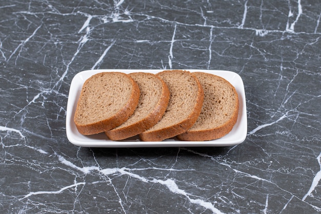 Foto orizzontale di fette di pane fresco.