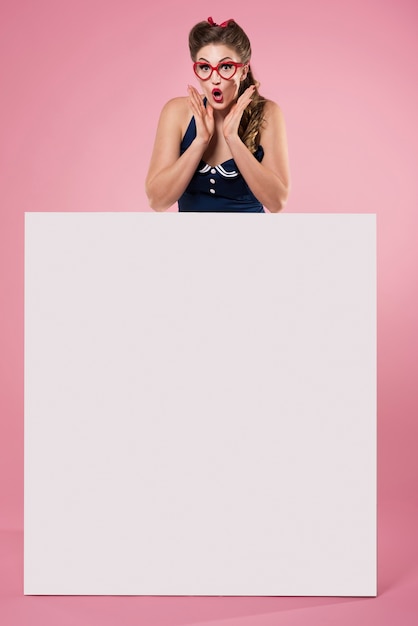 Free photo horizontal placard held by pin up woman