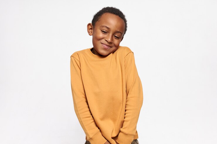 Free Photo horizontal portrait of cute handsome dark skinned little boy shrugging shoulders feeling embarrassed with uncomfortable question