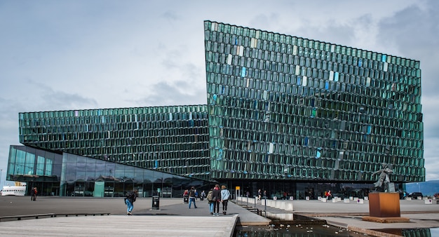 Foto gratuita inquadratura orizzontale della bellissima concert hall in islanda con molti visitatori