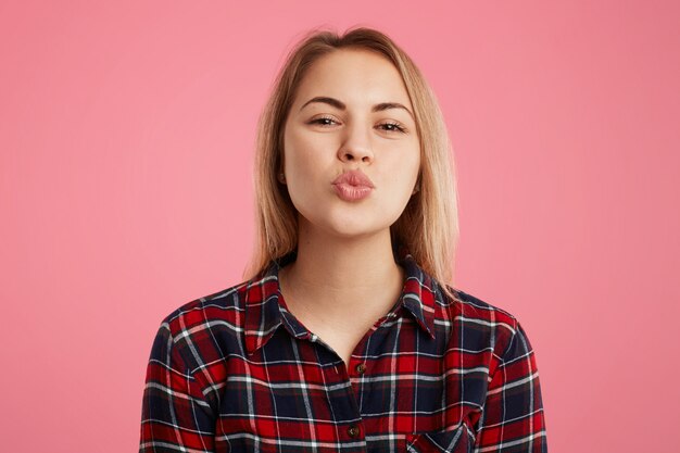 丸みを帯びた唇を持つ美しい女性の水平ショット、ボーイフレンドにキスをするつもりで、素晴らしい愛と良い気持ちを表現します