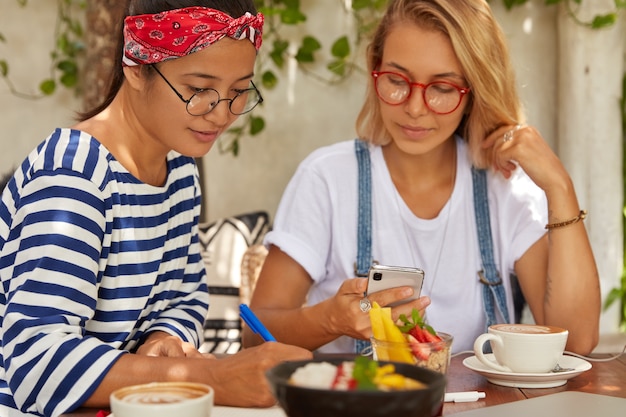 Inquadratura orizzontale di belle donne multietniche cooperano insieme