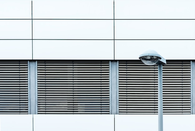 無料写真 屋外からのシャッター付きのモダンな建物の外観の水平方向のショット