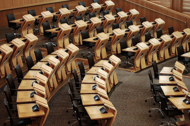 無料写真 スコットランド国会議事堂内の机の水平ショット