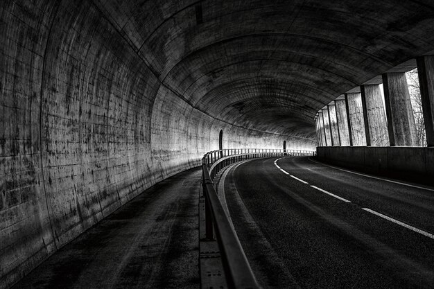 Горизонтальный вид пустой дороги в туннеле