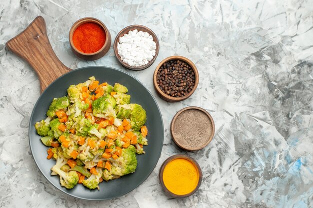 흰색 테이블에 나무 절단 보드에 신선하고 건강한 야채 샐러드의 가로보기