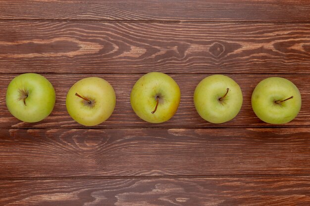 горизонтальный вид зеленых яблок на деревянном фоне
