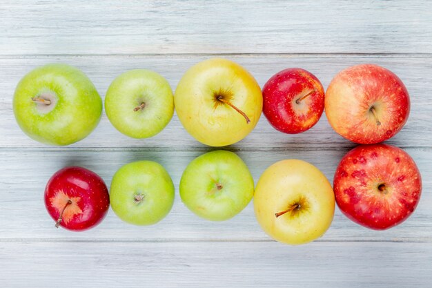 Free photo horizontal view of pattern of apples on wooden background