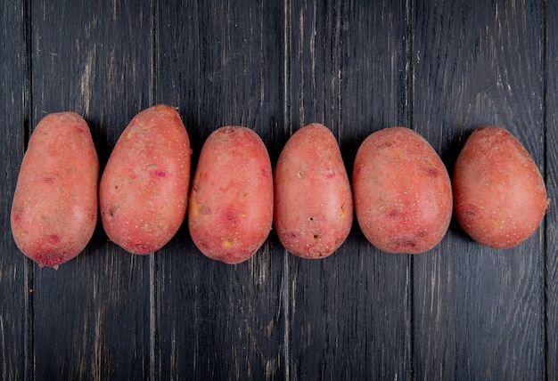 Vista orizzontale delle patate rosse su superficie di legno