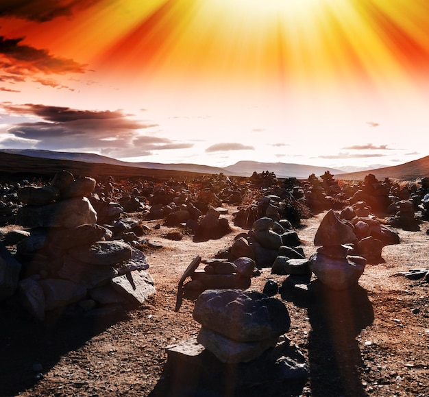 Горизонтальный яркий закат норвегия камни поле с фоном легких утечек