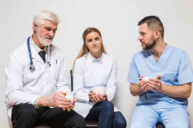 Foto gratuita ospedale salute asiatica diverso chirurgo felice