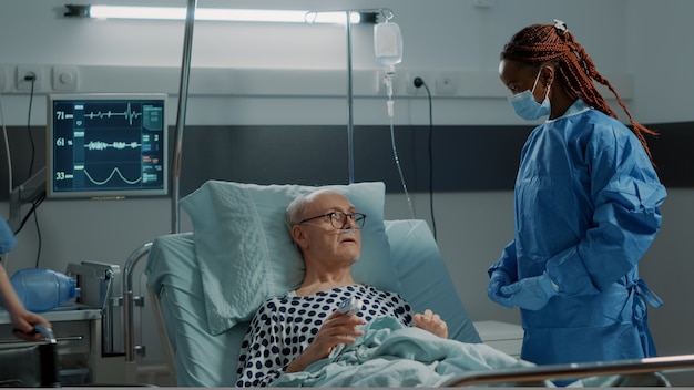 Free photo hospital ward medical surgeon talking to sick patient