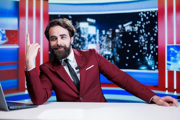 Foto gratuita l'ospite dello show notturno trasmette filmati freschi dalla redazione e offre informazioni sugli affari attuali in tutto il mondo sul programma televisivo mondiale i corrispondenti dei media riferiscono le notizie