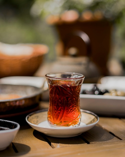 горячий черный чай в бокале Armudu