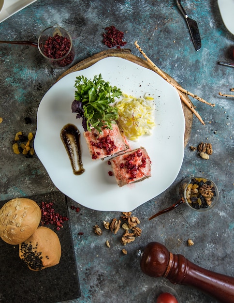 Rotoli di sushi caldi della california con il caviale rosso