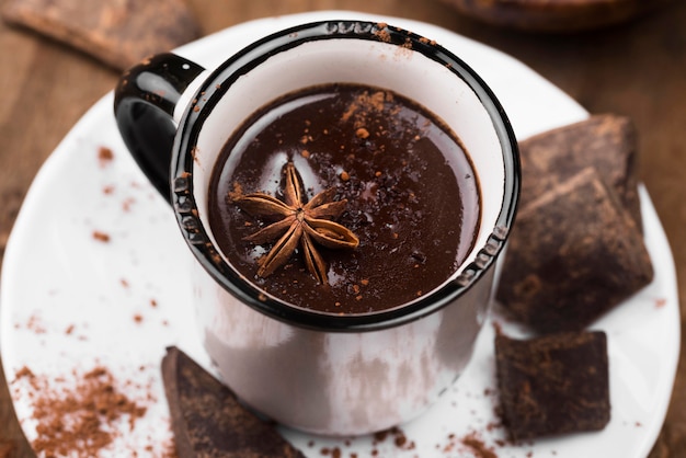 Foto gratuita primo piano della bevanda aromatica del cioccolato caldo