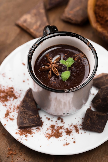 プレート上のホットチョコレートの芳香ドリンク