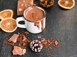 Foto gratuita cioccolata calda vicino a arance e caramelle