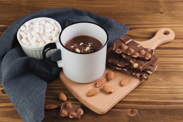 ホットチョコレートウィットナッツとマシュマロ