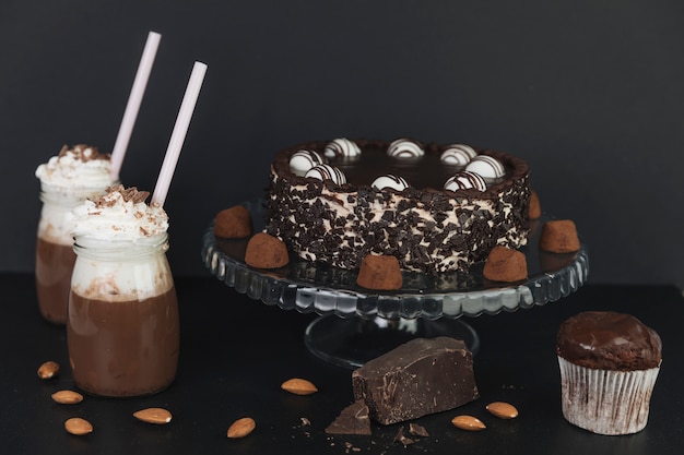 Бесплатное фото Горячий шоколад с тортом и маффином
