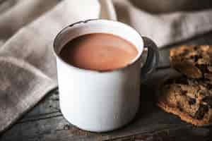 Free photo hot chocolate with chocolate chip cookies