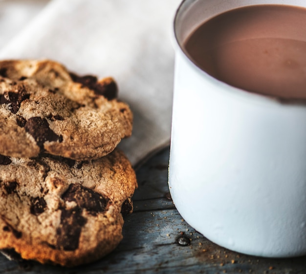 Free photo hot chocolate with chocolate chip cookies