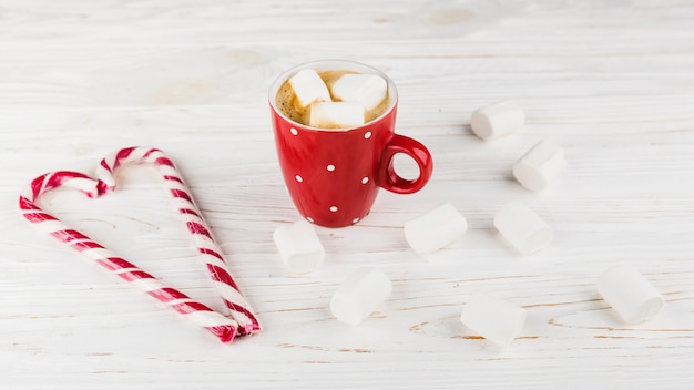 Free photo hot chocolate with marshmallow and candy