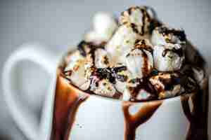 Free photo hot chocolate with marshmallows recipe