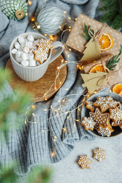 마시멜로를 곁들인 핫 초콜릿, 따뜻하고 아늑한 크리스마스 음료, 진저브레드 쿠키 및 장식 프리미엄 사진