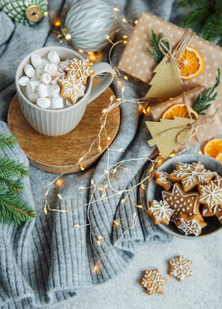 마시멜로를 곁들인 핫 초콜릿, 따뜻하고 아늑한 크리스마스 음료, 진저브레드 쿠키 및 장식 프리미엄 사진