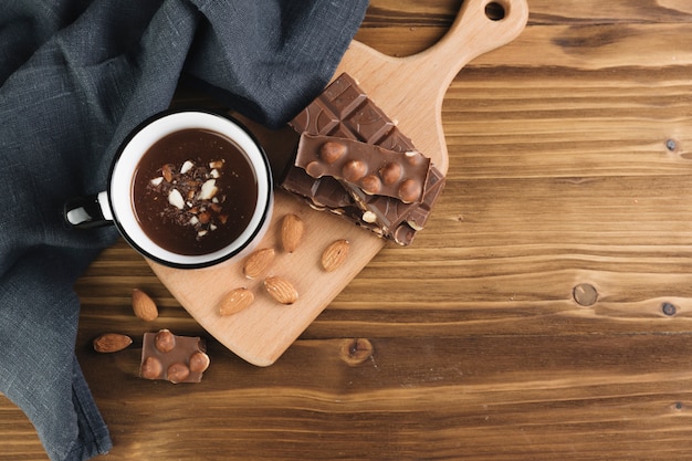 Free photo hot chocolate with nuts