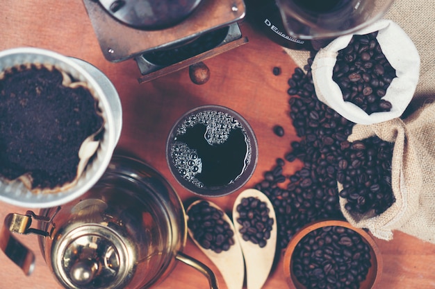 コーヒーフィルタープロセス​から​の​熱い​コーヒー​カップ​、​ドリップ​コーヒー