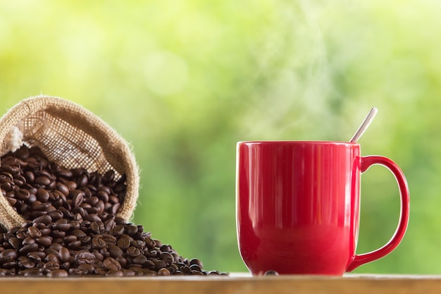 マグカップのホットコーヒー